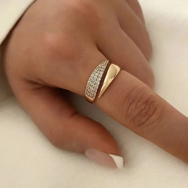 Elegant Guld Ring med Glittrande Stenar