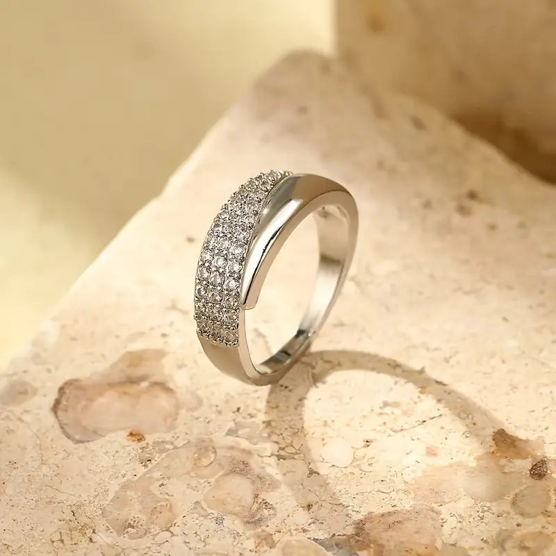 Elegant Guld Ring med Glittrande Stenar
