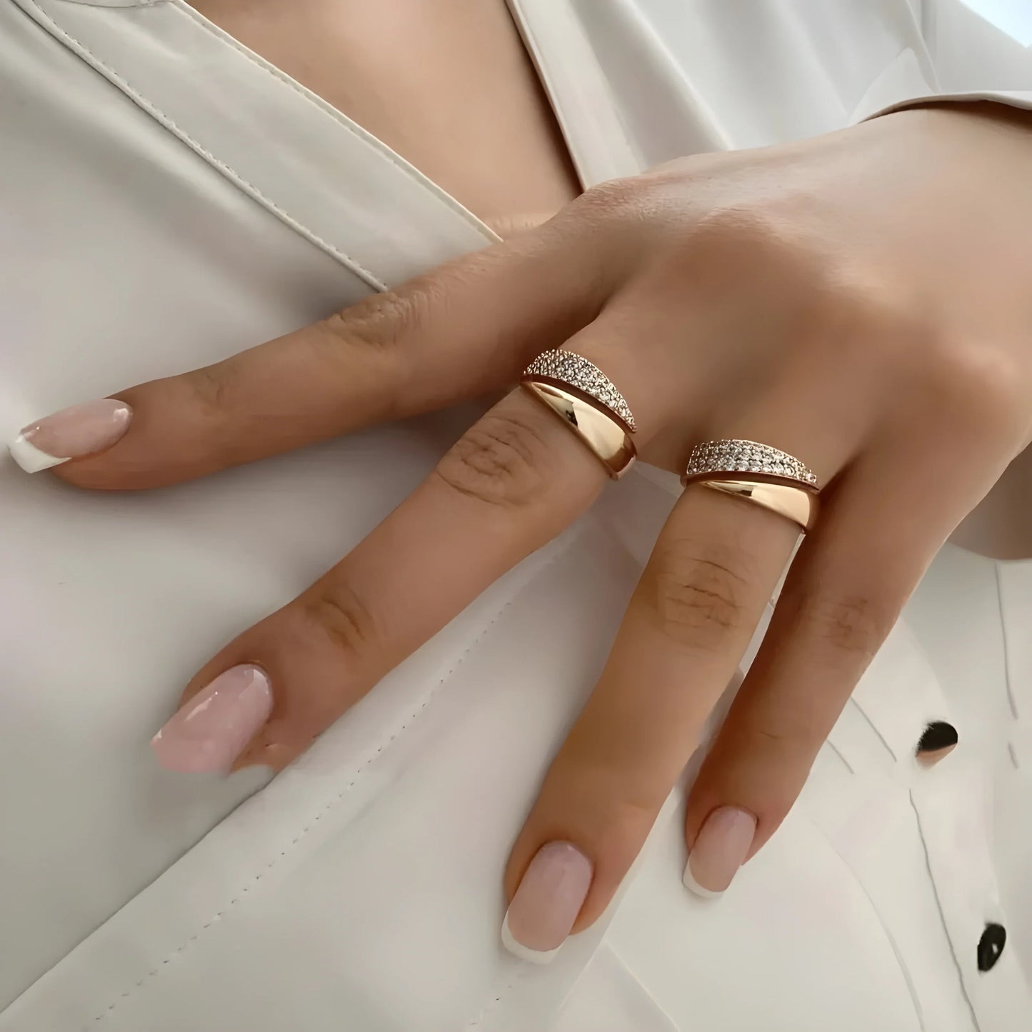 Elegant Guld Ring med Glittrande Stenar